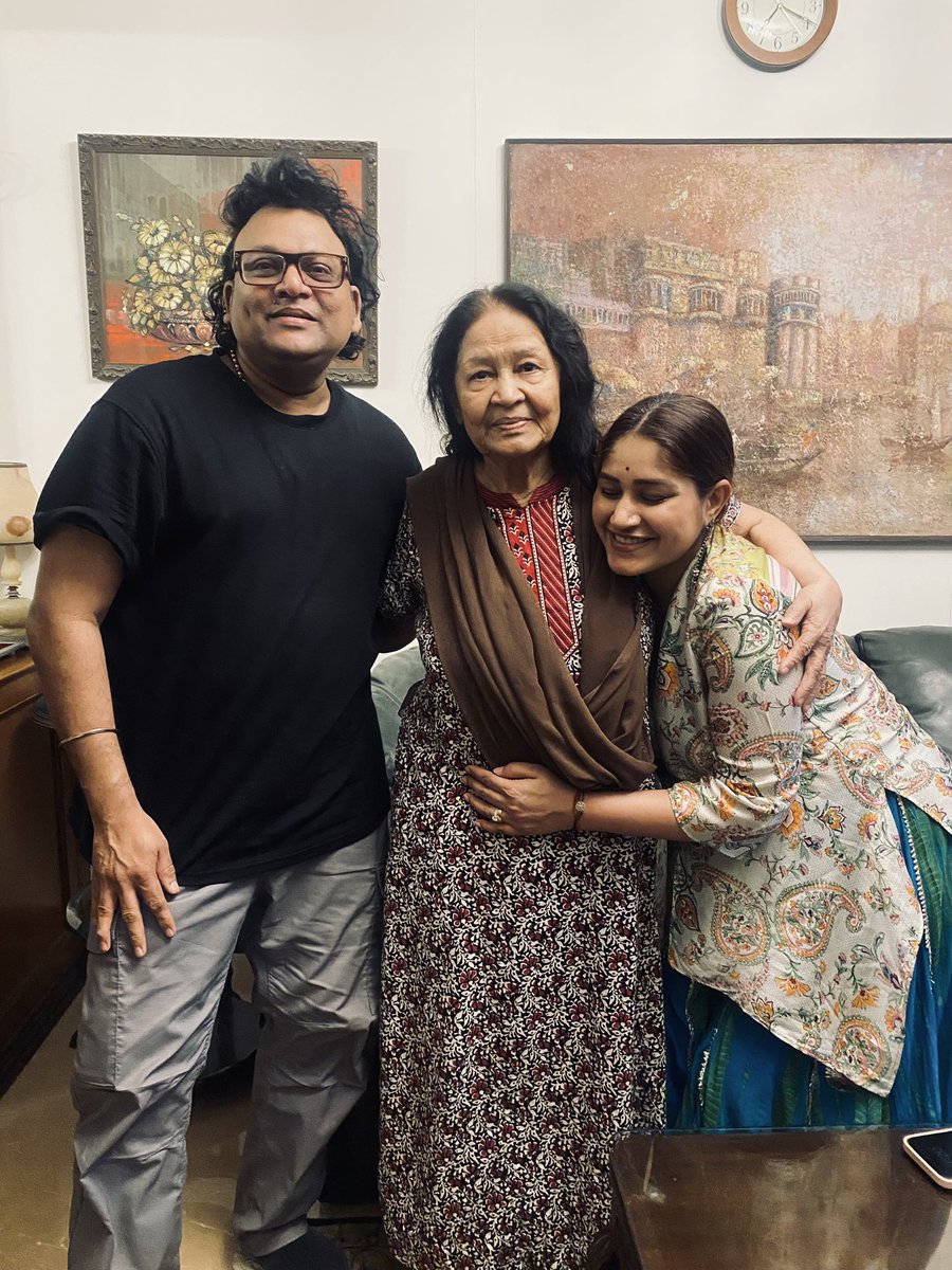 Feeling blessed .. something very special coming soon .. stay tuned Maa #madhurani ji ❤️🙏🙏 @ipratibhasingh 🤗🤗 @sufiscore 🎵🎶 @seen_by_p 👏👏