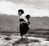 폭격이 계속되는 라파에서 한 어린이가 동생을 업고 피난을 가고 있는 사진에서 한국전쟁을 떠올렸다. 💔