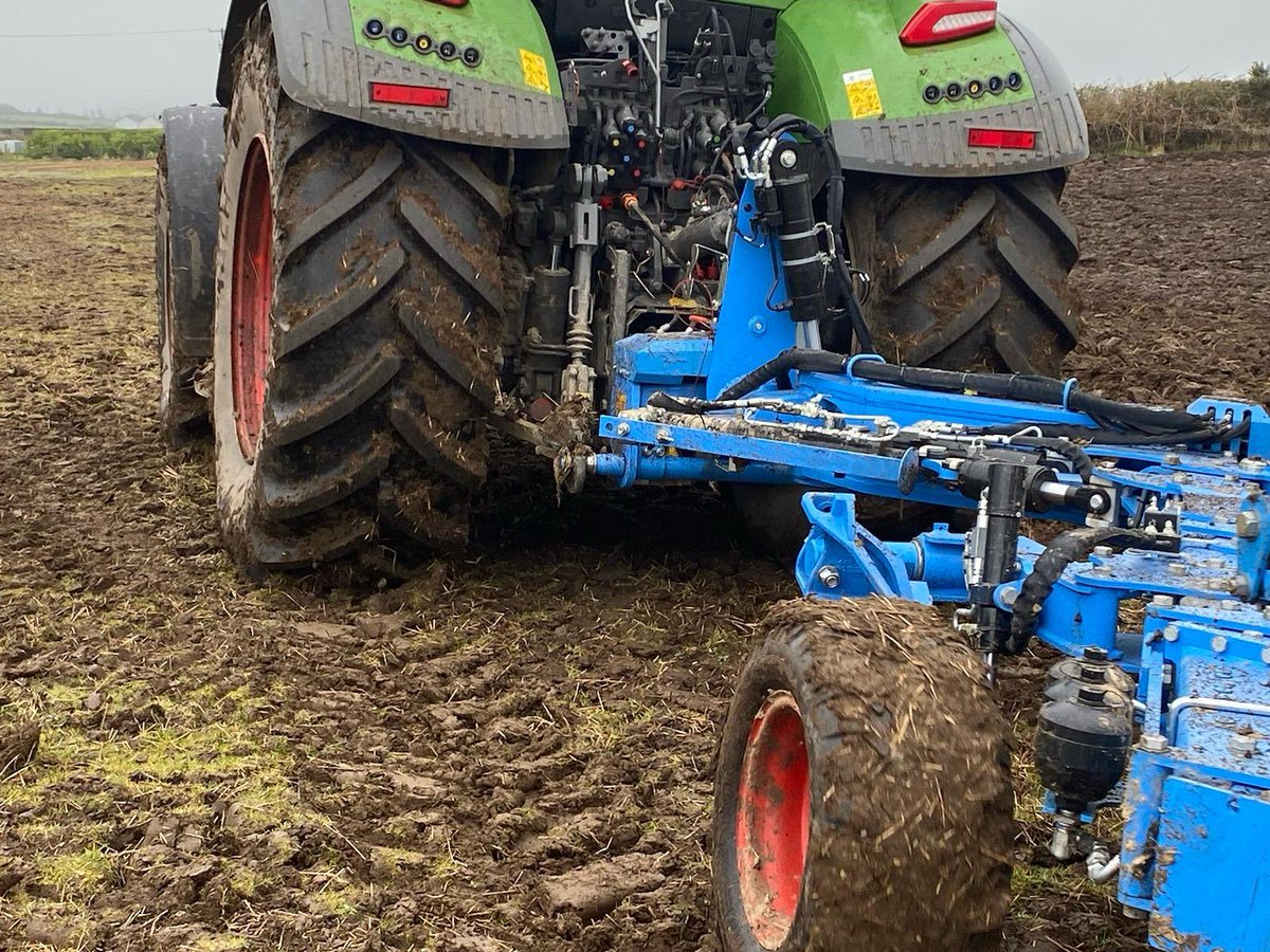 This is the first new-generation @Fendt_UKIreland 728 🚜 to be specified on MICHELIN MachXBib tyres in Ireland. It will be used for ploughing land on the Glenmore Estate, in Co. Donegal.🍀 Our MachXBib range is a versatile, robust and fuel-efficient choice for powerful tractors.