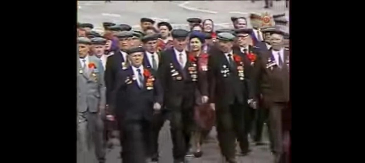 Парад победы 1985 год, нет никаких георгиевских лент , есть красные,да и задрипированного мавзолея тоже нет