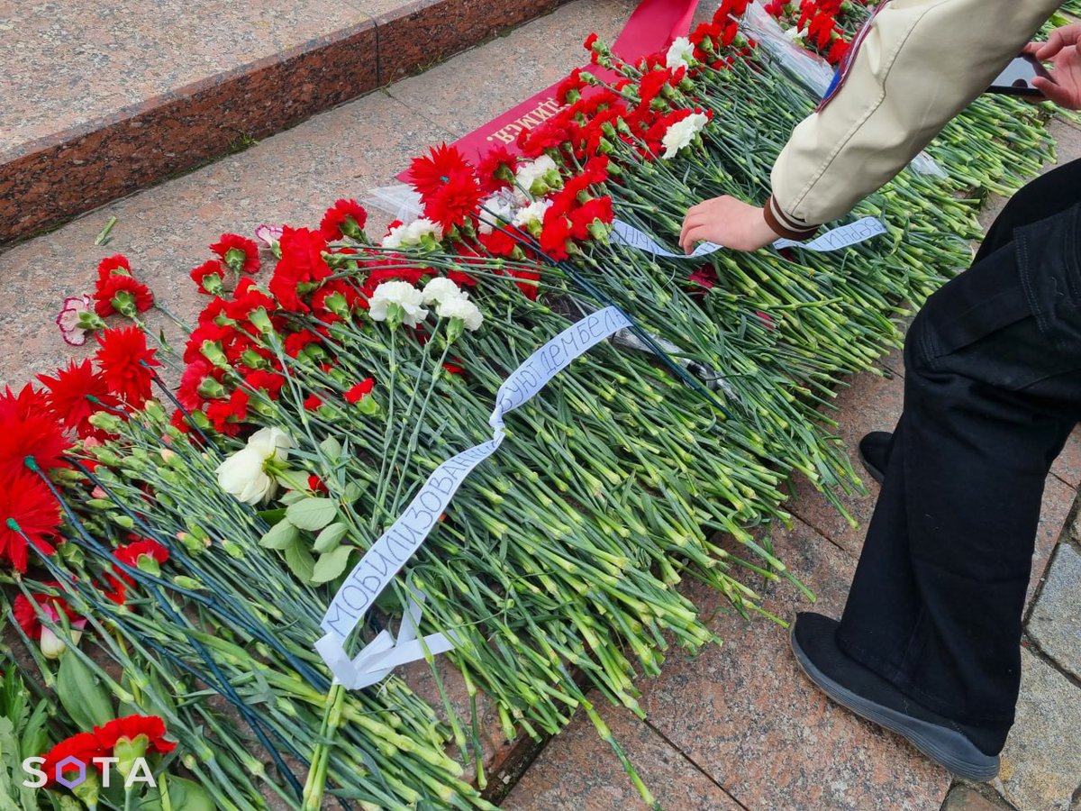 Участницы движения «Путь домой» возлагают цветы на Поклонной горе с требованием вернуть мобилизованных с войны. В акции принимают участие более 10 человек. Фото: SOTA