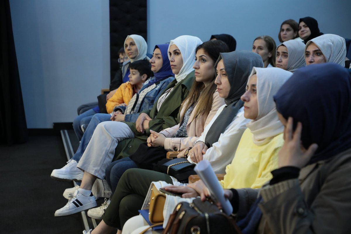 Alanında uzman eğitmenimiz Özgü Güler, 'Veli Akademileri: Okul Ailede Başlar' projesi kapsamında velilerimizin kişisel gelişimlerine katkı sağlayacak konu başlıklarını işlemeye devam ediyor.