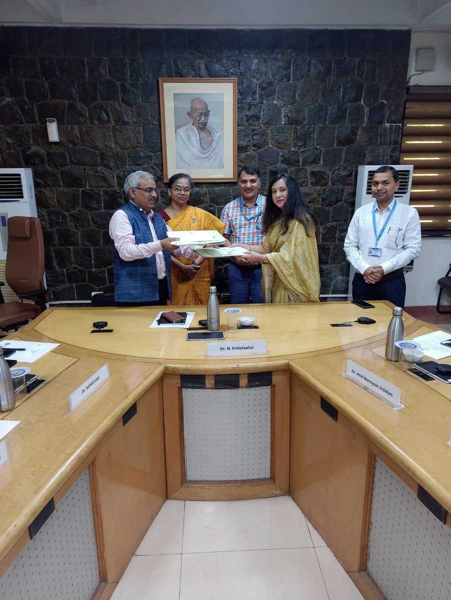 The agreement was exchanged by Dr @PrabodhTrivedi, Director @CSIRCIMAP, & Ms Vedika Kapoor, Director,Government Affairs &Communication-Indian Subcontinent, Haleon India.CSIR Theme Directors & other dignitaries were also present during the exchange of the agreement.@DrNKalaiselvi