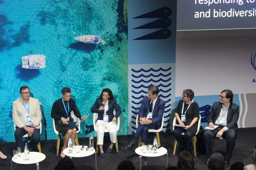 The 🌊sea hosts a natural ally against the climate crisis.
Coastal #BlueCarbon ecosystems can sequester C02 and enhance biodiversity.
How? We explored the issue during @OurOceanGreece: youtube.com/watch?v=SEqyUF…