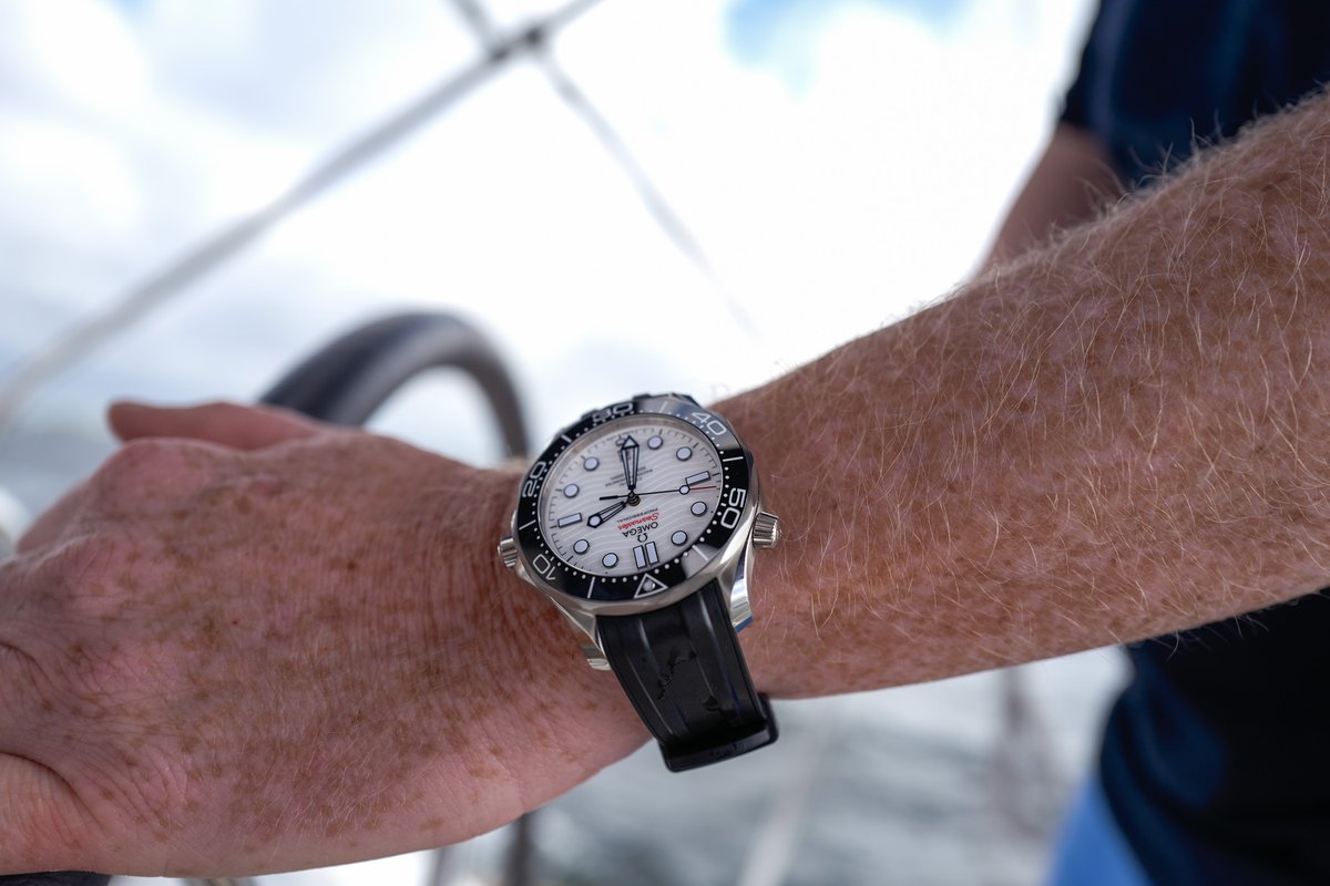 🤿 You know there’s only one way to review a dive watch. At home! No, that doesn’t sound right… At sea, underwater! Yes, that’s it! And that’s exactly what we did with the modern white-dial @omegawatches Seamaster Diver 300M back in 2022! 🔎 monochrome-watches.com/omega-seamaste…