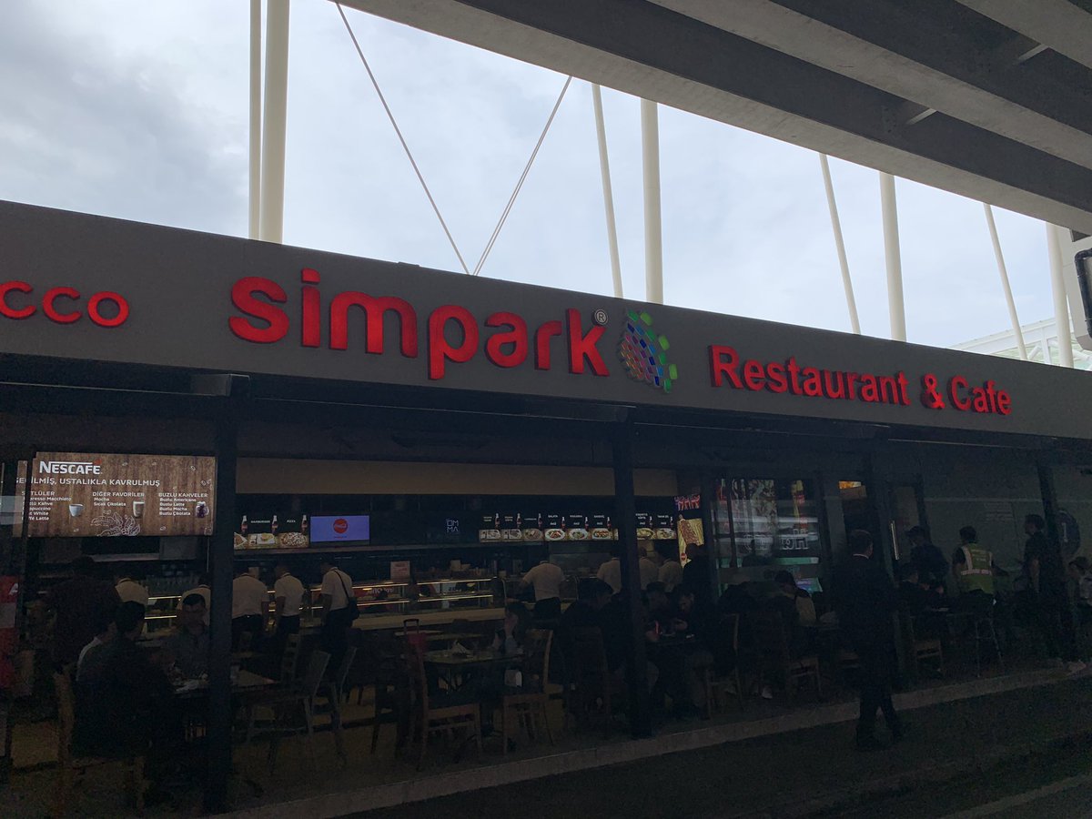 #rezalet 
#sömürü

buraya iyi bakın.. izmir havalimanının çıkışında soygun yapan bi yer…
çorba an itibariyle 280 lira. et menü alırsanız 890 lira. Lahmacun fiyatı 280 lira artık bodrumu değil burayı konuşabiliriz!!
bu fahiş fiyatların tek nedeni kendilerince havalimanı olması!!