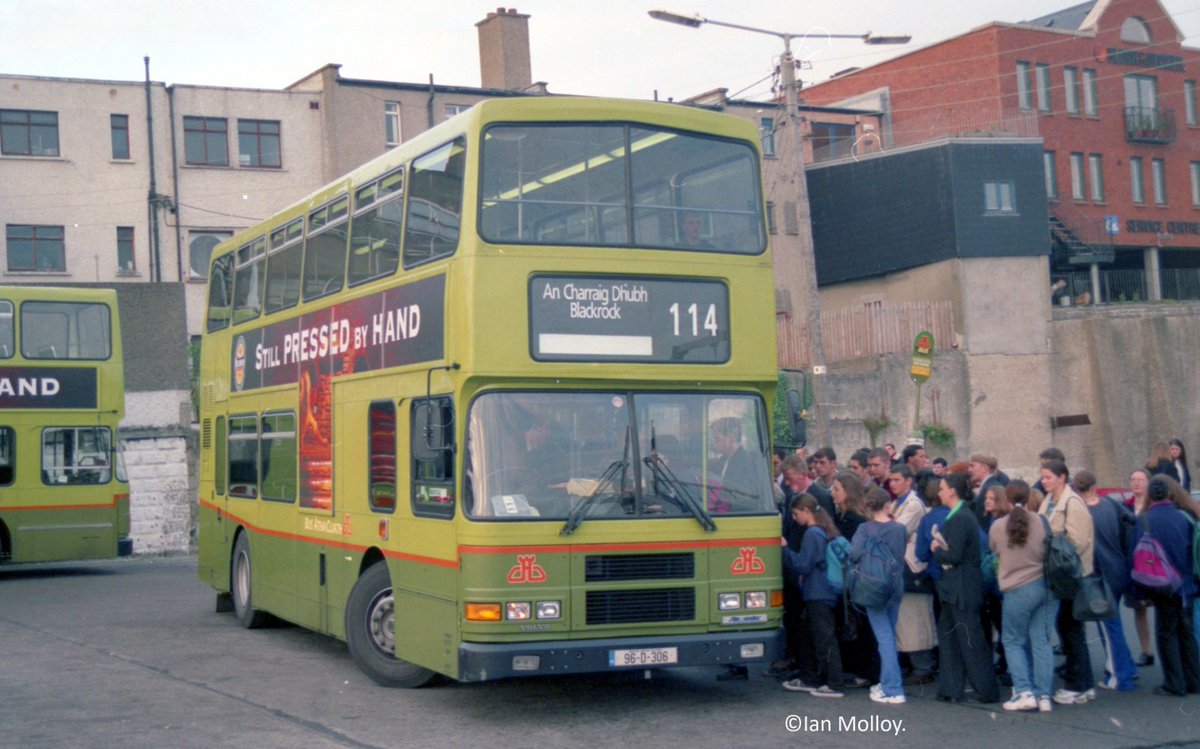 Donnybrook's RA306 moving the crowd at Blackrock station. 1997. #dublinbus #ra306 #blackrock