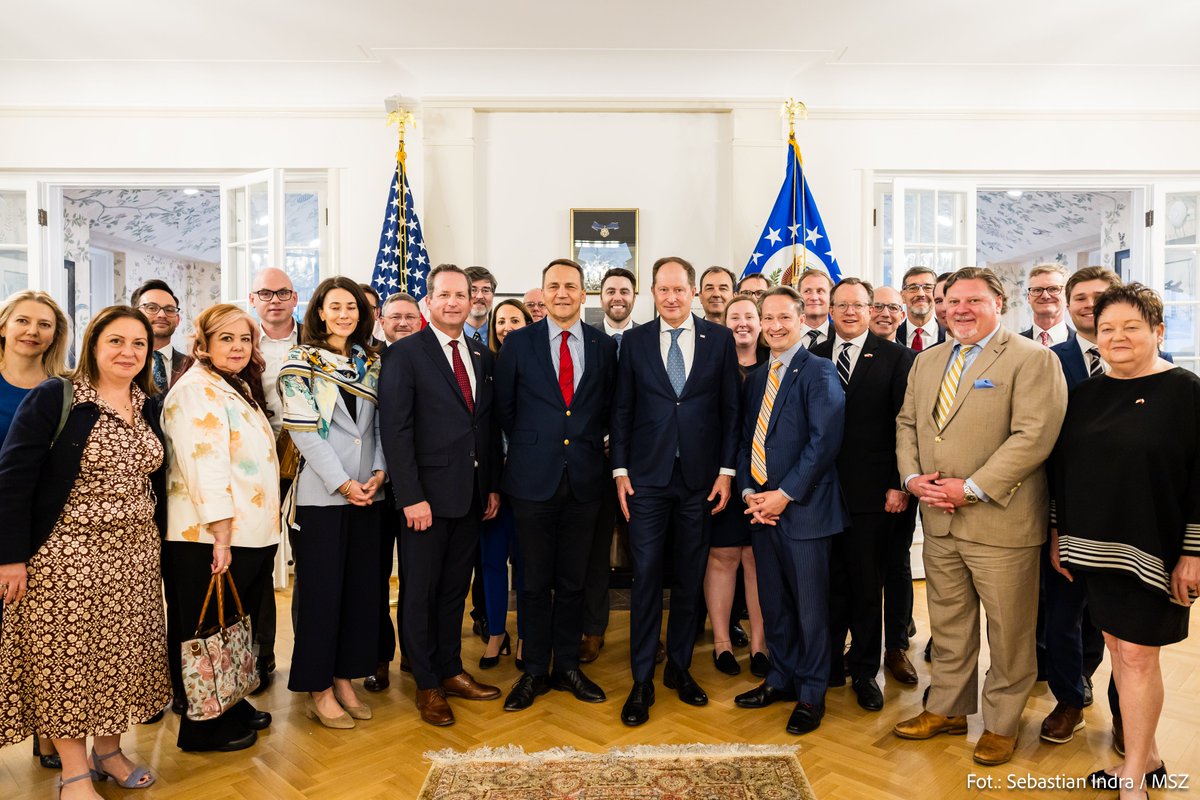 Yesterday, FM @sikorskiradek met with a delegation of 🇺🇸 investors from the 🇵🇱🇺🇸 Business Council (USPBC). Accelerating bilateral economic cooperation, including building relationships between public and private sectors, were among the main topics of the conversation.