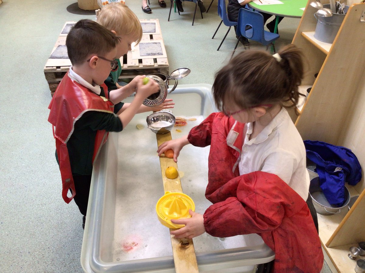 GatesPenguins's tweet image. We have loved our juicing station this week, we have been strengthening fingers and hands juicing different fruits. It smells amazing too! #thegateseyfs #eyfsphysicaldevelopment