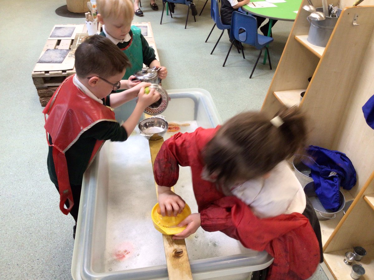 GatesPenguins's tweet image. We have loved our juicing station this week, we have been strengthening fingers and hands juicing different fruits. It smells amazing too! #thegateseyfs #eyfsphysicaldevelopment