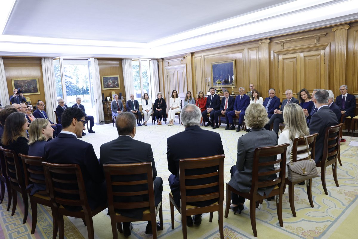 CasaReal's tweet photo. El Rey recibió en audiencia al Patronato de la Fundación Hermes, Derechos de Ciudadanía Digital, que le han trasladado su trabajo en la promoción y defensa de los derechos digitales de los ciudadanos.

➡️https://t.co/rs2503Bpz7 https://t.co/Zg7dEoDtg5