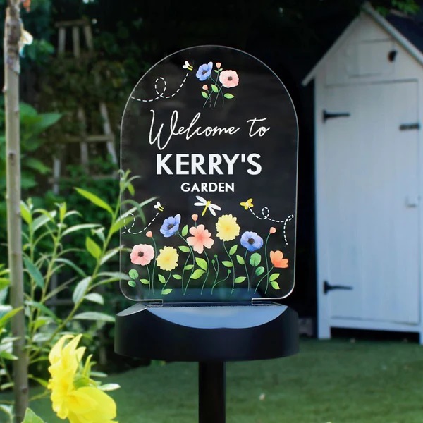 Some extra prettiness for a garden, this solar powered garden light can be planted in a bed or pot and personalised with any name lilybluestore.com/products/perso…

#giftideas #garden #shopindie #home #mhhsbd