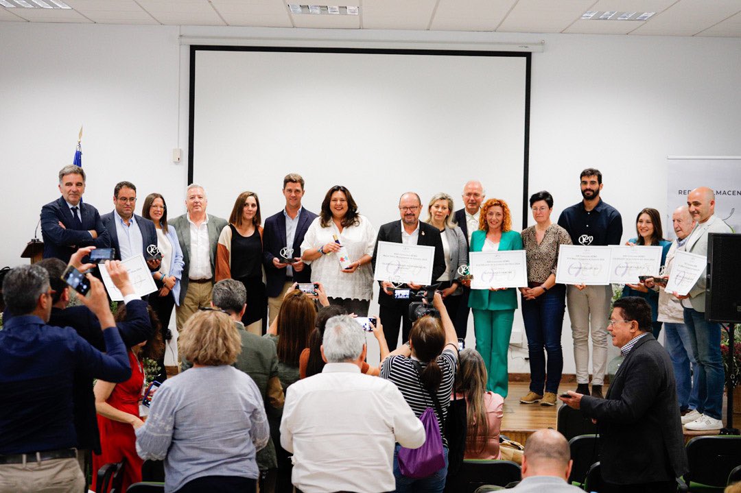 🗣️La Feria del Olivo de Montoro <a href="/FeriaOlivoMonto/">FeriaOlivoMontoro</a> ha acogido este miércoles la entrega de los #PremiosAEMO2024, que reconocen la mejora almazara, el mejor maestro de molino, al olivo monumental y a la difusión a la cultura del olivo. 🏆🫒

feriadelolivo.es/los-expertos-s…