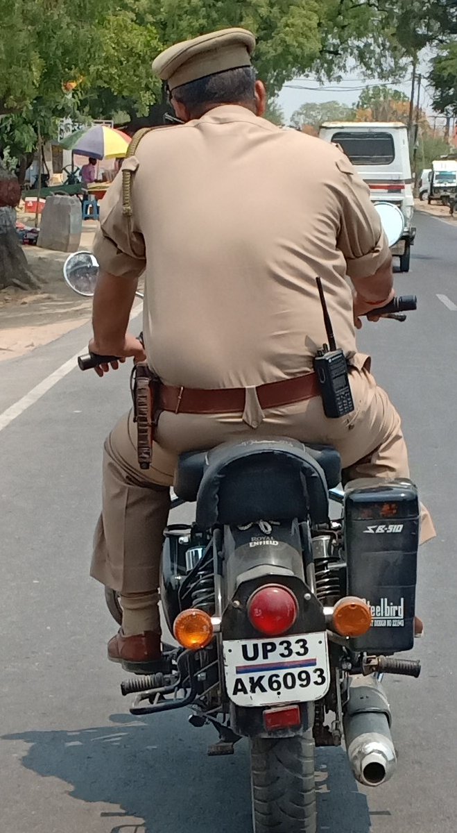 @JagranNews @Uppolice @cmofficeupक्या इन महाशय पर कोई कार्यवाही हो सकती है #helmet No HSRP plate , calling on driving