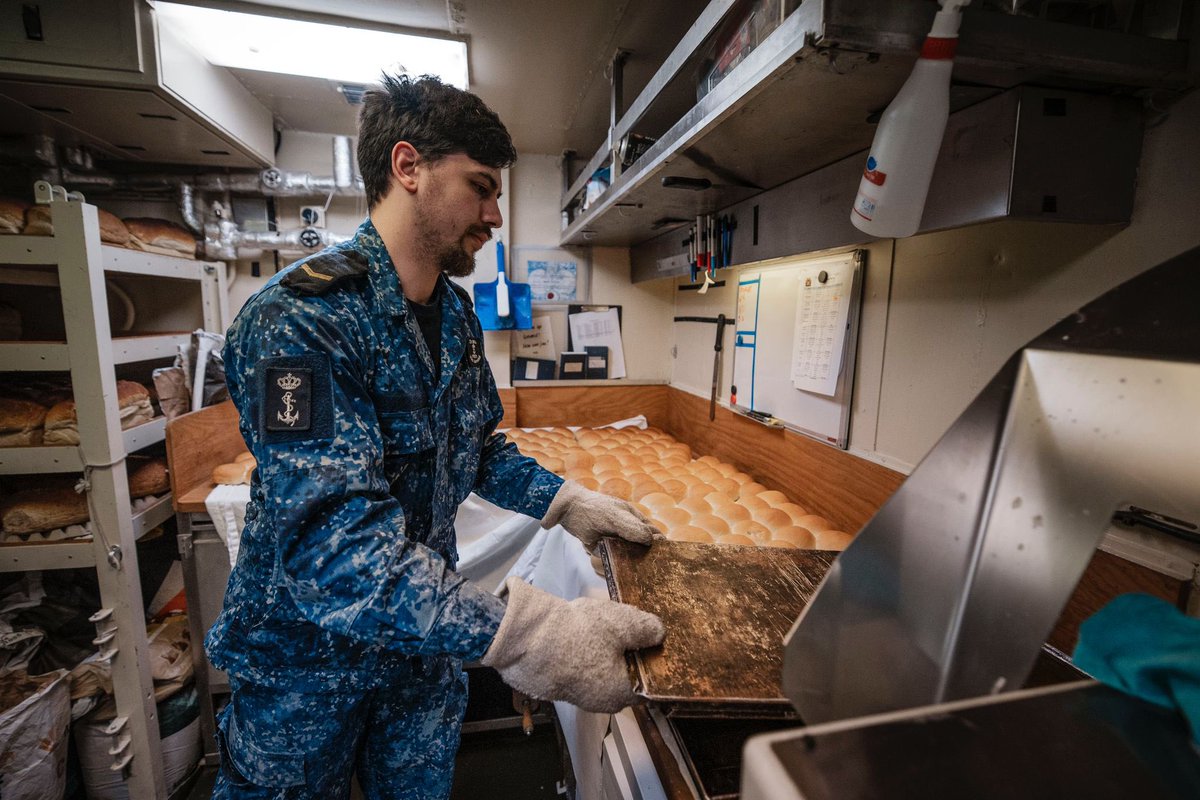 Keeping the crew fueled with good food is just as important as fueling the ships. The crew of Royal #Netherlands Navy 🇳🇱 HNLMS Van Amstel enjoyed an American-themed meal complete with freshly baked bread rolls as they sail between #Norway and #Iceland in the GIUK-Norway Gap. Van…
