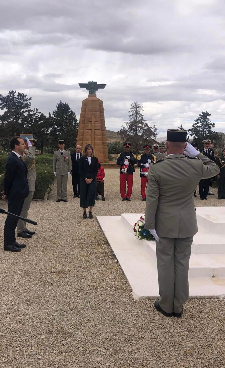 FranceTn's tweet photo. Émouvante cérémonie au cimetière militaire français de Takrouna, à l'occasion du #8mai1945. 

Hommage appuyé aux Tirailleurs 🇹🇳 qui se sont illustrés dans les combats du Belvédère et du Garigliano il y'a 80 ans.

La France 🇫🇷 n'oublie pas.

#NoublionsJamais 
#EnLeurSouvenir https://t.co/6USKDEmpc6