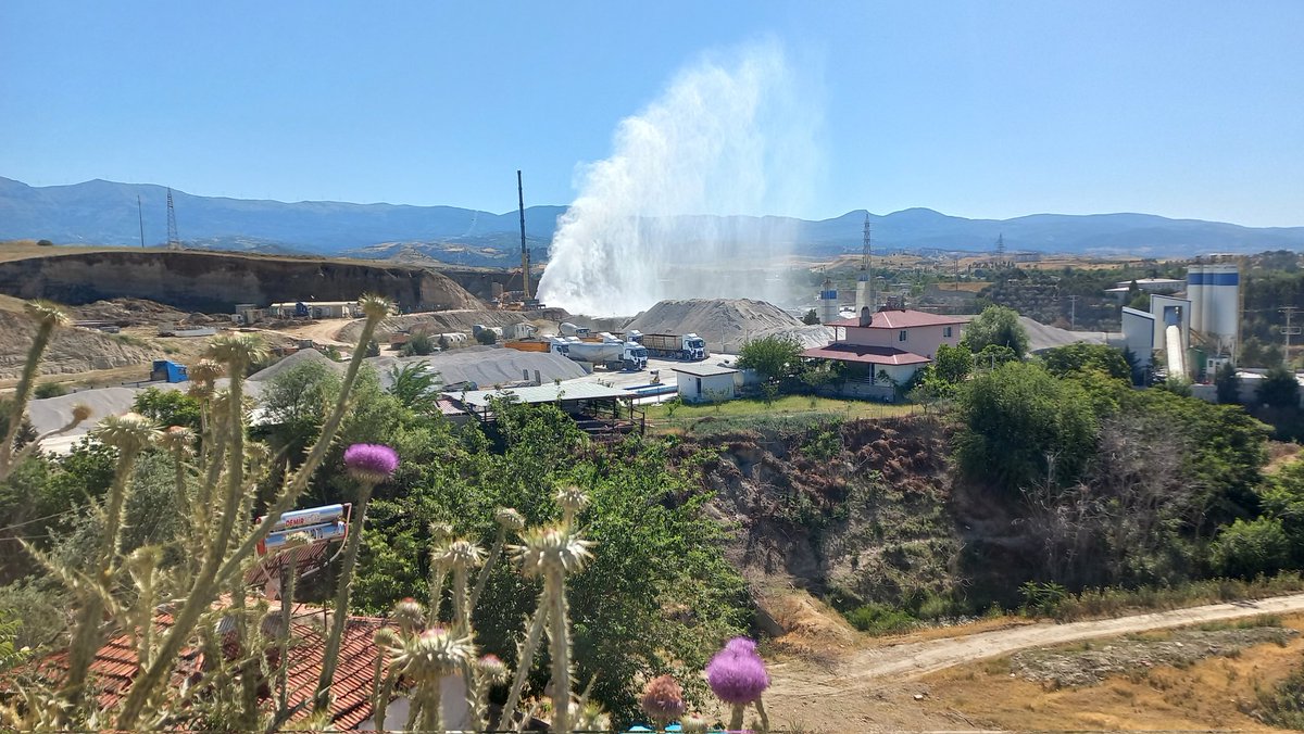 Denizli'nin Sarayköy ilçesinde 10 gün önce jeotermal sondajında gerçekleşen patlama sonrası halen devam eden yoğun zehirli gaz sızıntısına karşı halk ayakta.