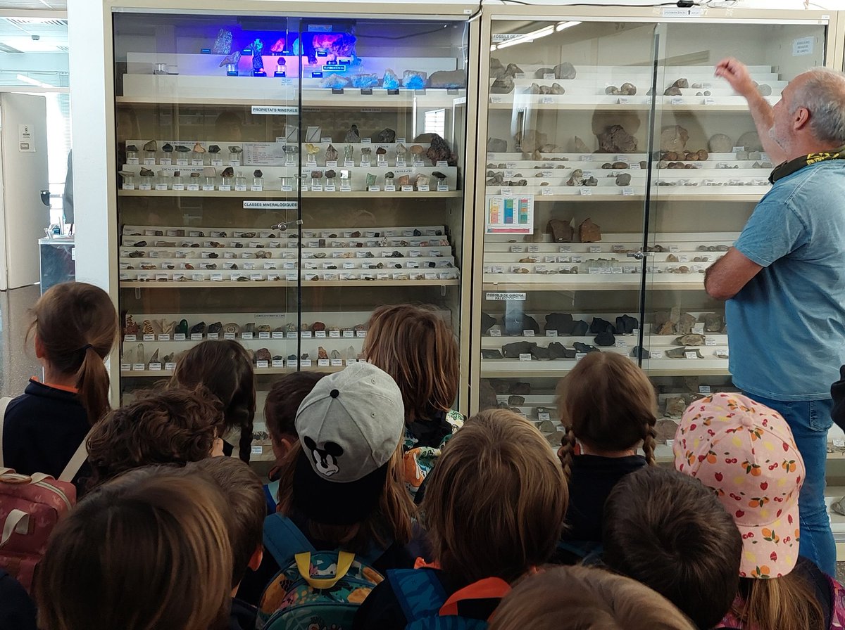 Avui hem rebut a la <a href="/UdGCiencies/">Facultat de Ciències</a> la visita de l'alumnat d'i5 de l'Escola Pericot  de Girona per aprendre coses dels minerals, roques i fòssils. El professorat de Geodinàmica <a href="/GEOCAMB_UdG/">GEOCAMB_UdG</a> els hem ensenyat les coleccions de les vitrines. Són alumnes de 10!!!
