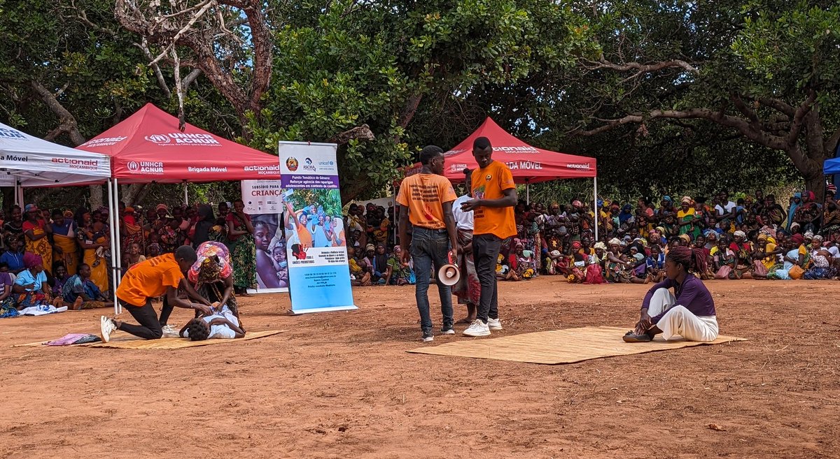 It's not only about what you say, it's how you say it! Community theatre in #Nampula today sparks emotions while sharing critical information w/families benefitting from @UNICEF_Moz    programmes on the prevention of sexual exploitation & abuse &  consequences of child marriage.