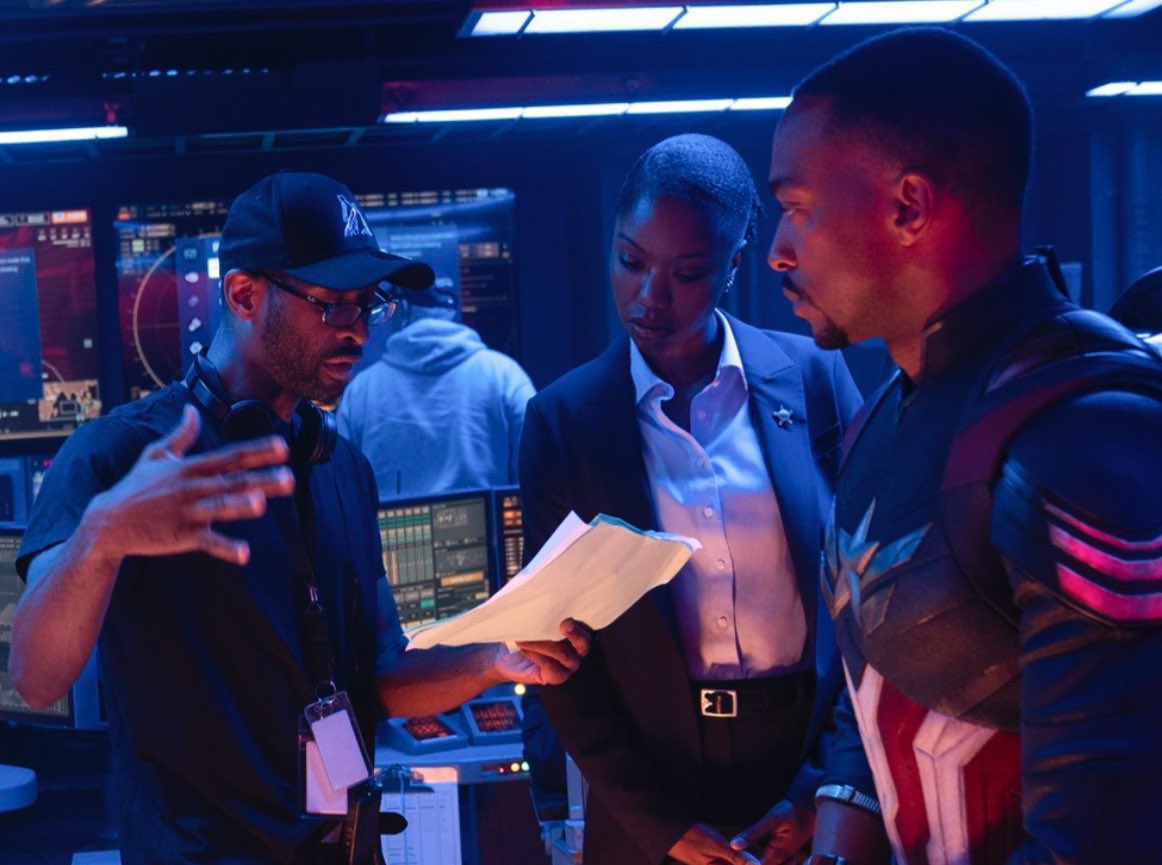 🚨Anthony Mackie, Xosha Roquemore e o diretor Julius Onah em nova foto oficial dos bastidores de 'CAPITÃO AMÉRICA: ADMIRÁVEL MUNDO NOVO'.