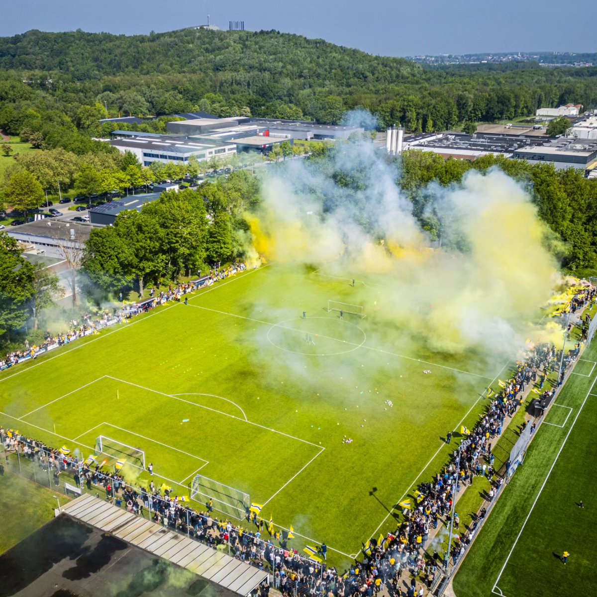 RodaJCKerkrade's tweet photo. 𝗪𝗔𝗔𝗡𝗭𝗜𝗡 🤩

Jullie zijn fantastisch, fans! 💛🖤

#RodaJC #HeiKuntRoda https://t.co/rMFPtxoYgn