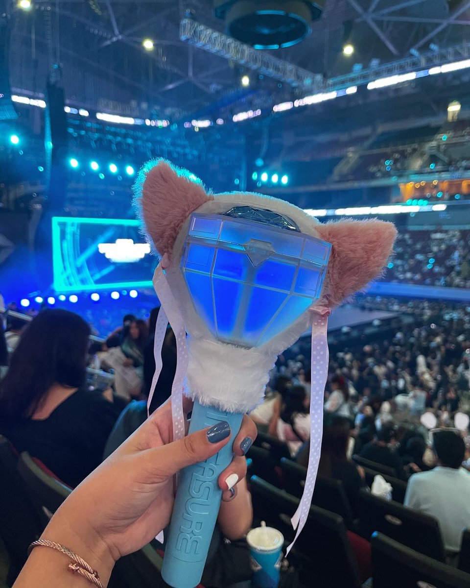 freysia__'s tweet photo. RAISE YOUR TEULIGHTS YA’LL!! 

Teulight appreciation, post a photo of you holding your precious teulight 🤗 whether you are at home or from the con day 🤗

#TEUMES #TEUME #TREASURE @treasuremembers #TEULIGHT
#TREASURE_REBOOT_IN_MANILA https://t.co/B408AL85qz