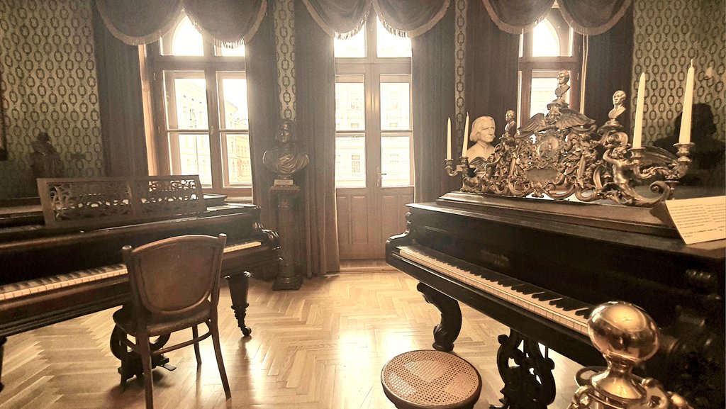 Franz Liszt's Pianos Liszt's Ferenc Emlékmuzéum open.spotify.com/track/6GzMz3s0…