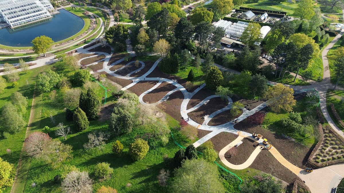 Look at these brilliant drone shots capturing the transformation of the footpaths with CEDEC gravel. These winding pathways will allow visitors to truly experience #PietOudolf's famous planting style in an immersive way. Images @RHSWisley @The_RHS @Matthew_Pottage @gardenerjonesy