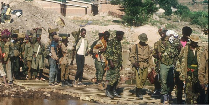 🚨#Amateka: Iyi foto yafashwe mu myaka ya 1990s, Aho ingabo za RPA/RDF zambukaga ku kiraro cy'Akanyaru ziri guhagarika Jenoside yakorewe Abatutsi
#Inkotanyi #RDF #Amahoro