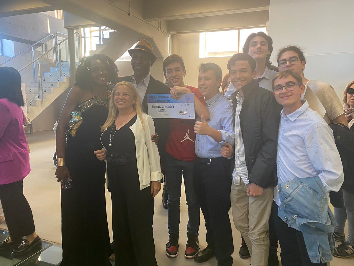 Nuestros alumnos de mentorías 3ºESO han ganado el 2º Premio del Festival de cortometrajes de Sagunto (FICDA) por “AMIGAS”, donde lo recogieron el pasado 4 de mayo.