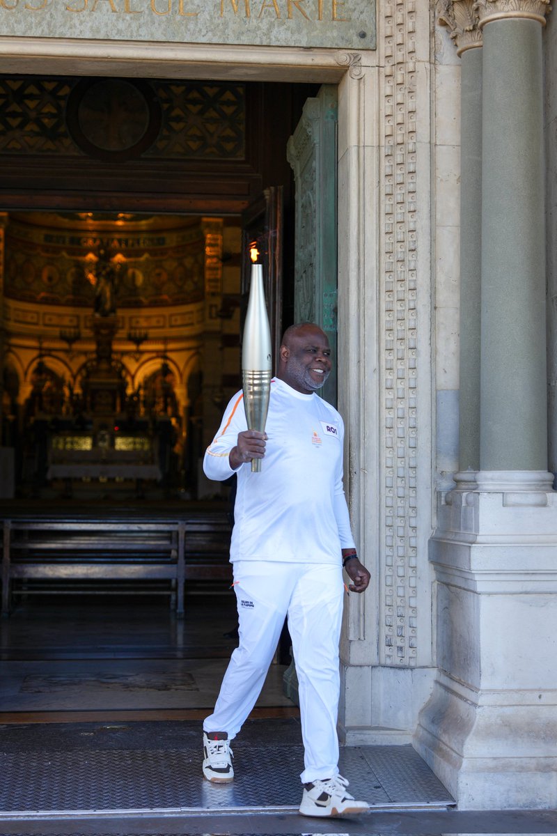 1993 - 2024 A jamais les premiers ⚪🔵 Merci Basile Boli et Colette, doyenne des supporteurs de l OM, de lancer cette première journée de Relais à Marseille 🔥 📸 Paris 2024 / Johan Sonnet / SIPA PRESS