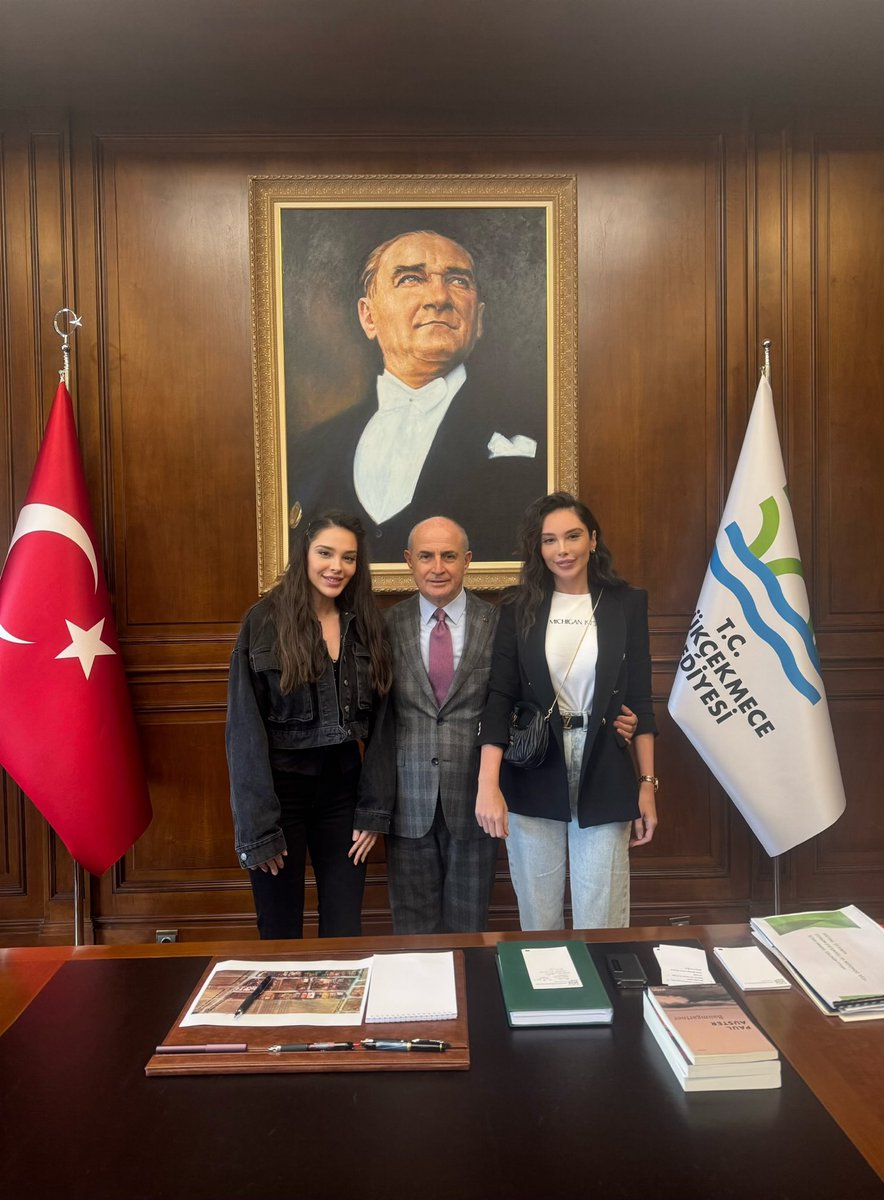 Değerli kızım Gülin Akgün ve arkadaşları Nur Oruç Ocakçı ile Gül Ocakçı belediyemizde ziyaretime geldiler. Kıymetli misafirlerime, Cumhuriyetimizin 100.yılı anısına hazırladığımız hediyeyi takdim ettim. Nazik ziyaretleri için teşekkür ediyorum.