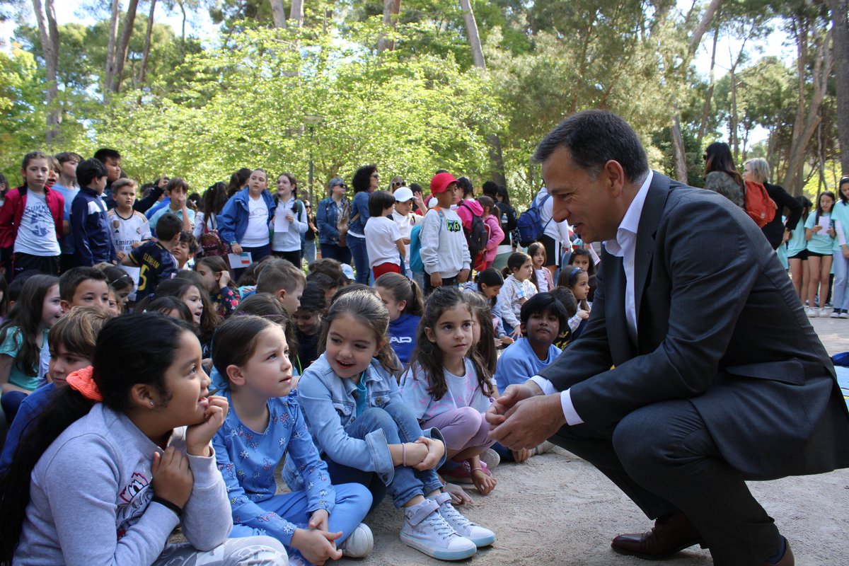 🔵Manuel Serrano ha destacado las grandes oportunidades que ofrece la UE 🇪🇺durante el acto organizado con motivo Día de Europa en el que han participado más de 4️⃣0️⃣0️⃣ estudiantes 💬👉El alcalde, @Selopezmanuel , anima a celebrar como se merece el Día de Europa.