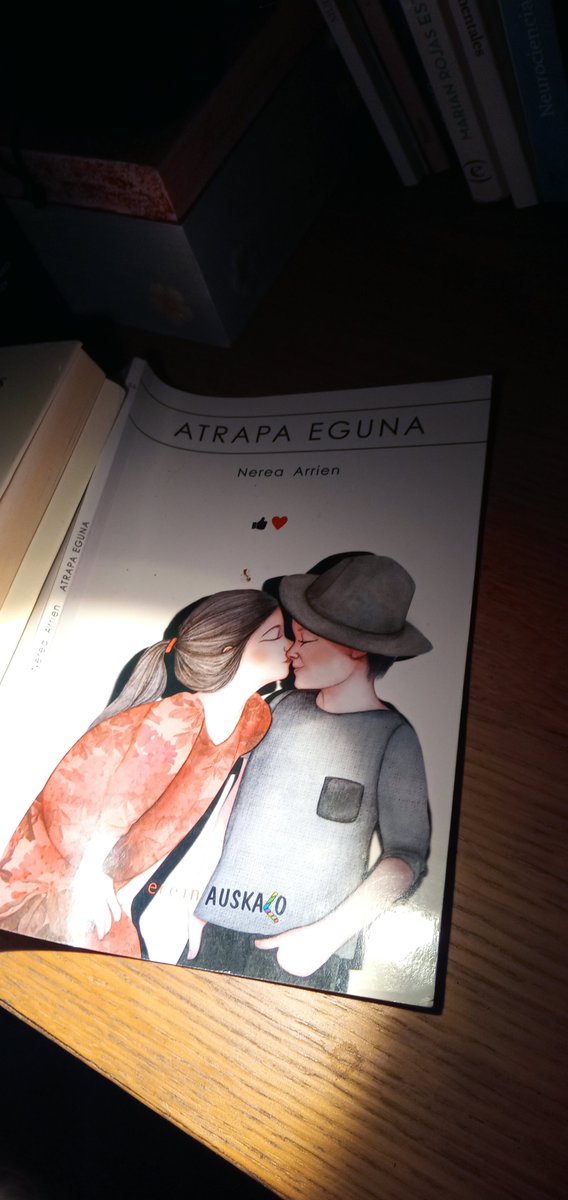 AnneLanda2's tweet photo. Atrapa eguna!
@Nerearrien ...milesker zure liburu espezial hau idaztegatik.
Acchiappa la giornata!
Catch Up the day...the sound, the life.
#atrapaeguna #liburuaketamusika
#catchuptheday
#carpediem https://t.co/4EXaI1KQtU