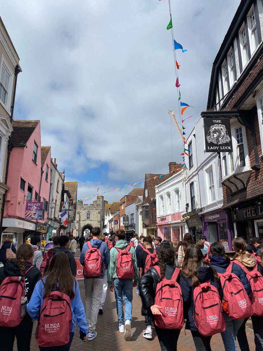 #Canterbury Wednesday morning we went to class to learn about London. At noon we went to a town called Broadstairs, we were on the beach, saw the cliffs and enjoyed the sun. @nubraeducacion #maristas #masqueaulas
