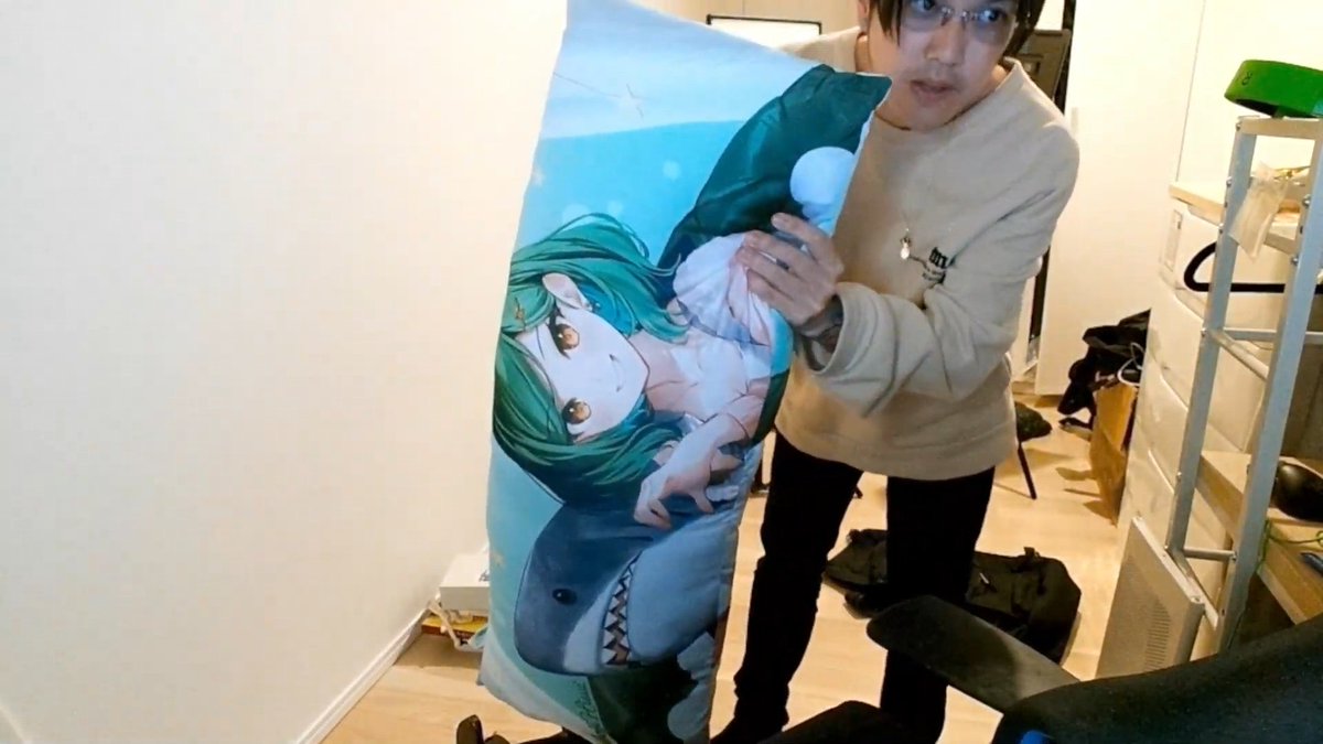 ヒスイさんのグッズを紹介するKUNさん