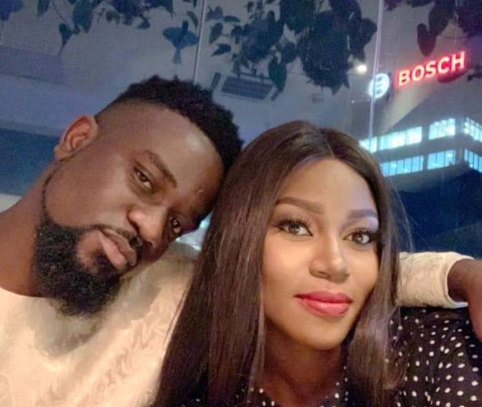 We should be careful who we idolise cus they may have a great influence in lives

Seen how Sarkodie has really influenced Akwaboah's love life negatively

Akwaboah left his 3 Baby Mama's and went in marry this lady

Similar situation happen to Yvonne Nelson and later mandem went…