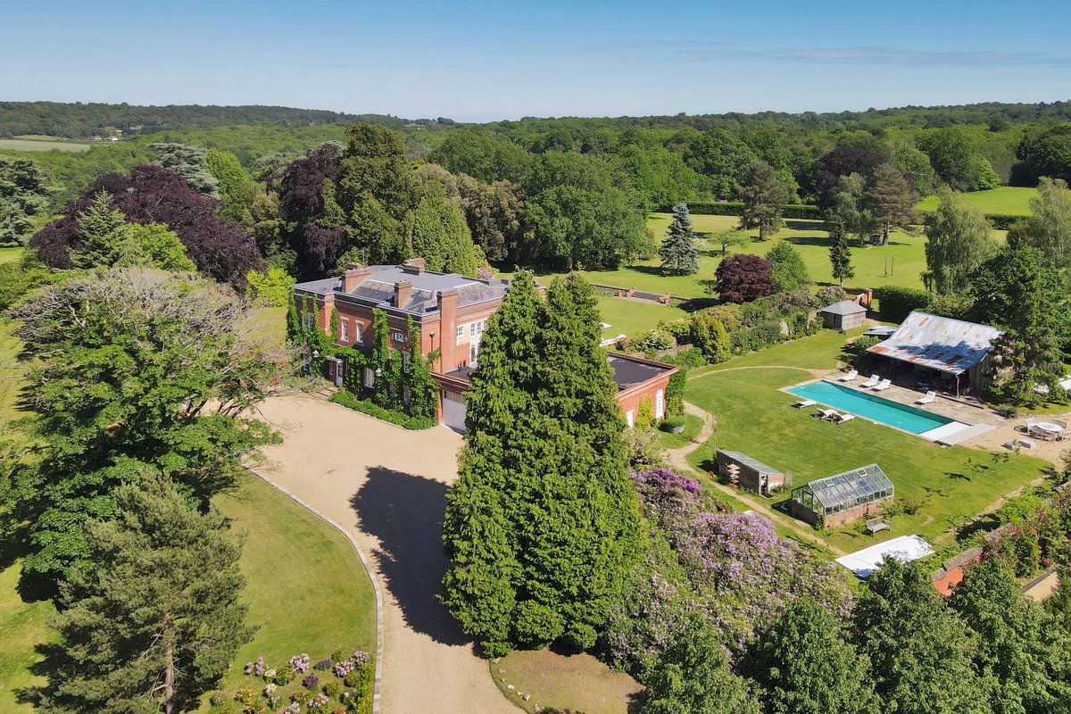 'Such a handsome house, beautifully modernised and so rural it's hard to believe how close you are to Sevenoaks.' Will Peppitt, Property agent. This #country residence dates from the Victorian period & has been beautifully enhanced by the current owners.➡️savi.li/6012YV6wy