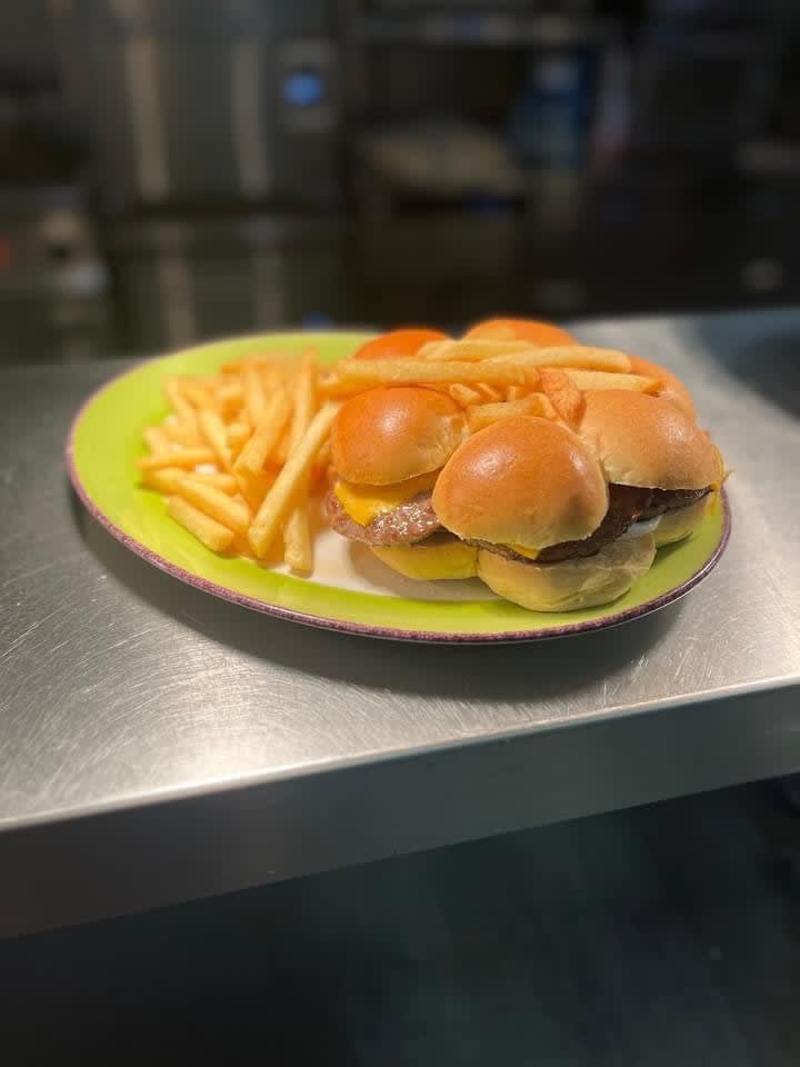 Drakehouse_HH's tweet photo. Feeling hungry??? 

It’s Thursday so that means it’s Free starter or dessert day with any of our delicious super specials.

So join us today for this amazing offer. 🍨 

#freestarter #freedessert #Superspecial https://t.co/C5tc7DmReD