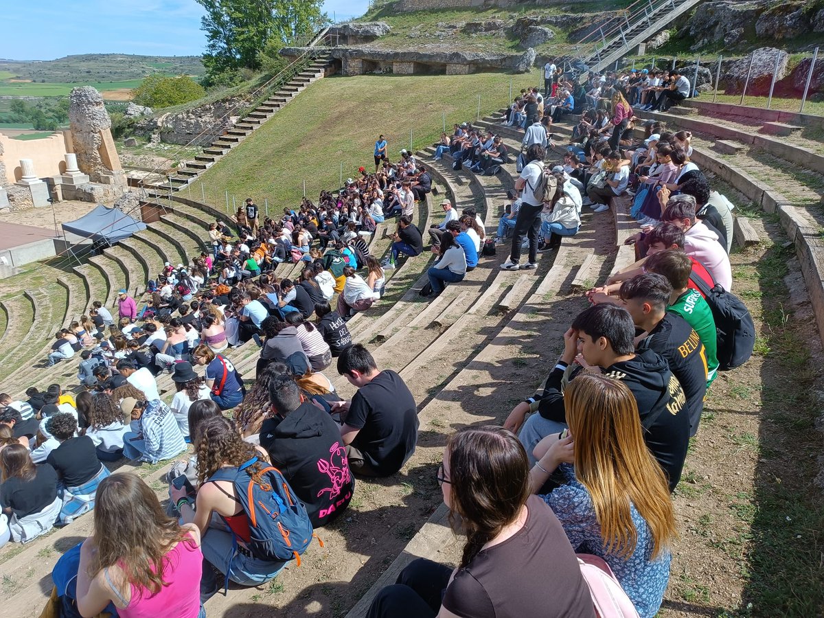 Visita a #Clunia del alumnado de las materias clásicas para ver la respresentación del #Mercator de Plauto. ¡Una vuelta al pasado!