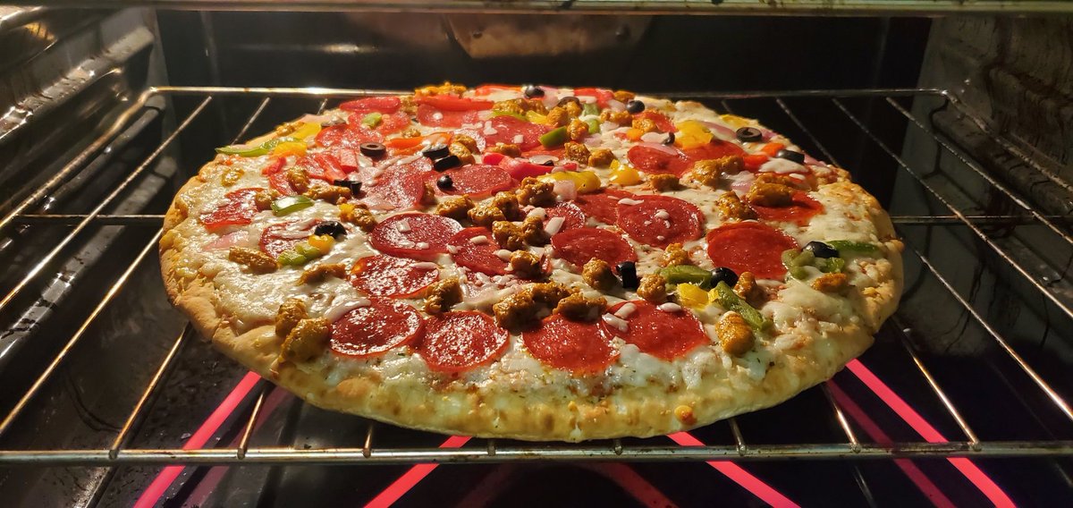 HikaruKazushime's tweet image. Oh yeah baby, time to @HVRanch it up!!
#hiddenvalleyranch #pizza 🍕 🤍💚