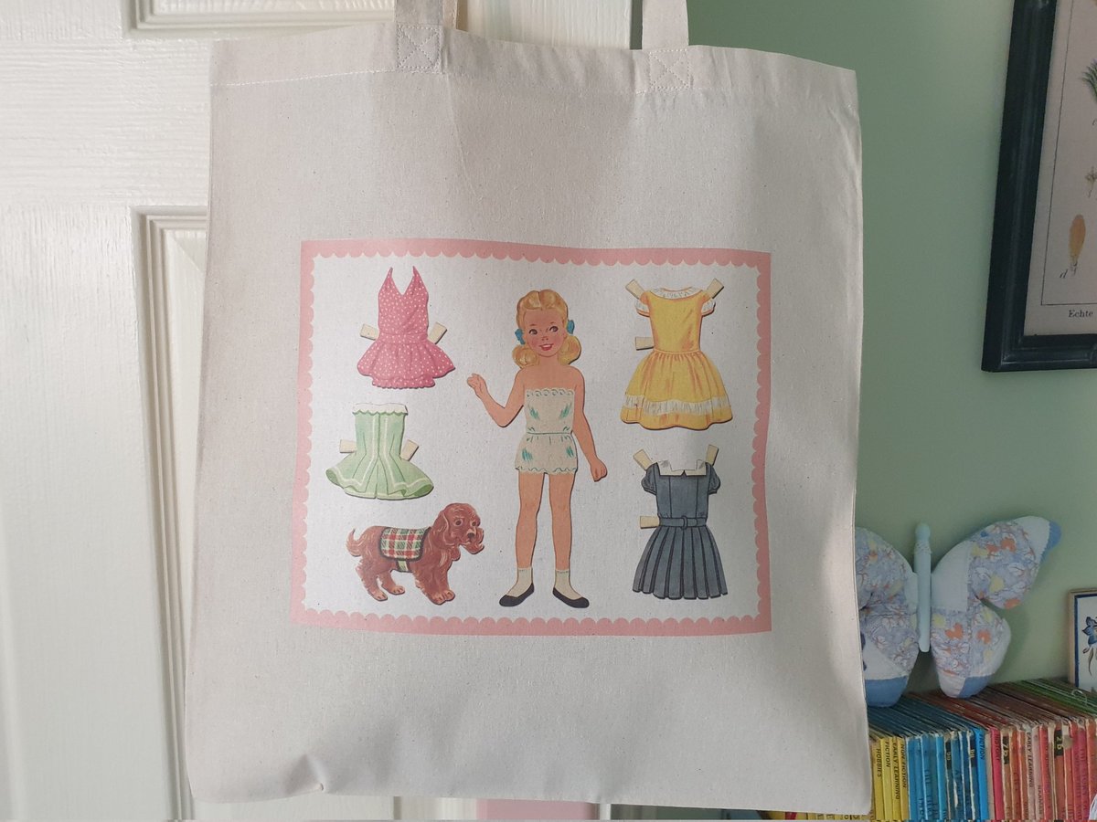 Morning #elevenseshour - if you remember the paper dolls which we used to cut out from comics then you might like my paper dolls cotton tote. This is 1 of 2 designs available #paperdolls sarahbenning.etsy.com/listing/825185…