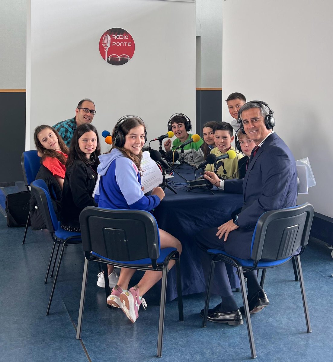 El presidente de CNAE y su Fundación <a href="/lorca_sanchez/">Enrique Lorca Sánchez</a> no ha querido perderse la gran final de las I Olimpiadas Nacionales Escolares de #SeguridadVial en #Narón

👇📻 Con jóvenes promesas del periodismo hablando de #EducaciónVial y #MovilidadSegura 
👏👏👏

¡Suerte finalistas!🙌