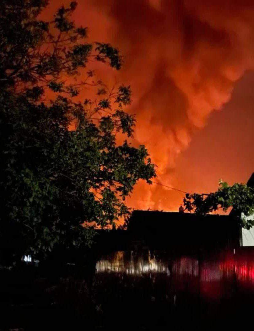 Renata59410304's tweet photo. Con 7 #droni gli ucraini hanno attaccato la Federazione Russa💥
Colpita la raffineria di petrolio nel 
Villaggio di #Yurivka a #Kuban‼️🔥

Anche #Belgorod è stata bombardata con #UAV nel #Krai 
di #Krasnodar ‼️ e 8 persone sono rimaste ferite!⚡️ https://t.co/n1HX2G7tlm