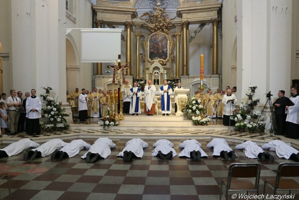 W sobotę dziesięciu kleryków przyjmie święcenia diakonatu z rąk kard. Kazimierza Nycza. archwwa.pl/aktualnosci/w-…