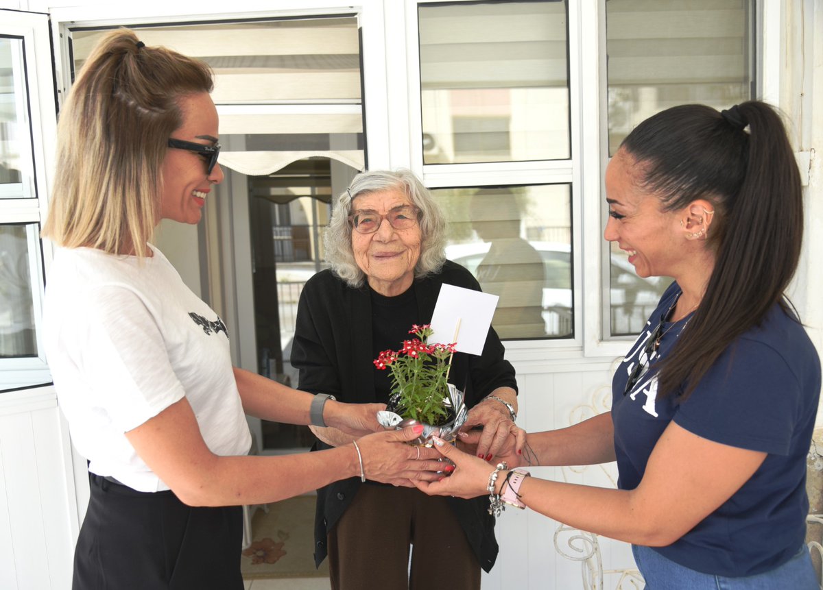 Lefkoşa Türk Belediyesi her yıl Mayıs ayının ikinci Pazar günü kutlanan Anneler Günü vesilesiyle belediye bünyesindeki Yaşlılara Hizmet Birimi’ne kayıtlı 1.800 kadın üyesini ziyaret ederek anneler gününü kutladı.