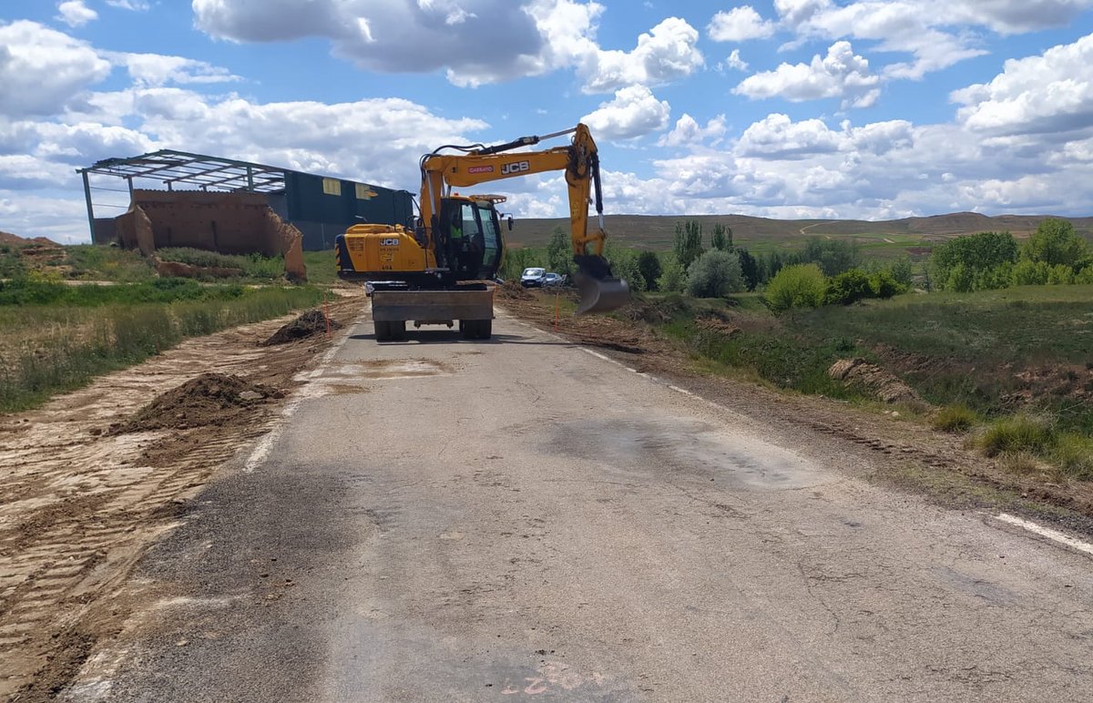 La @DPZaragoza ha iniciado el arreglo de la carretera de acceso a Pozuel de Ariza. Con un presupuesto de 475.000 euros y un plazo de ejecución de 6 meses, las obras permitirán ensanchar la calzada, suavizar las curvas, renovar el firme y rehabilitar el puente sobre el río Nágima.