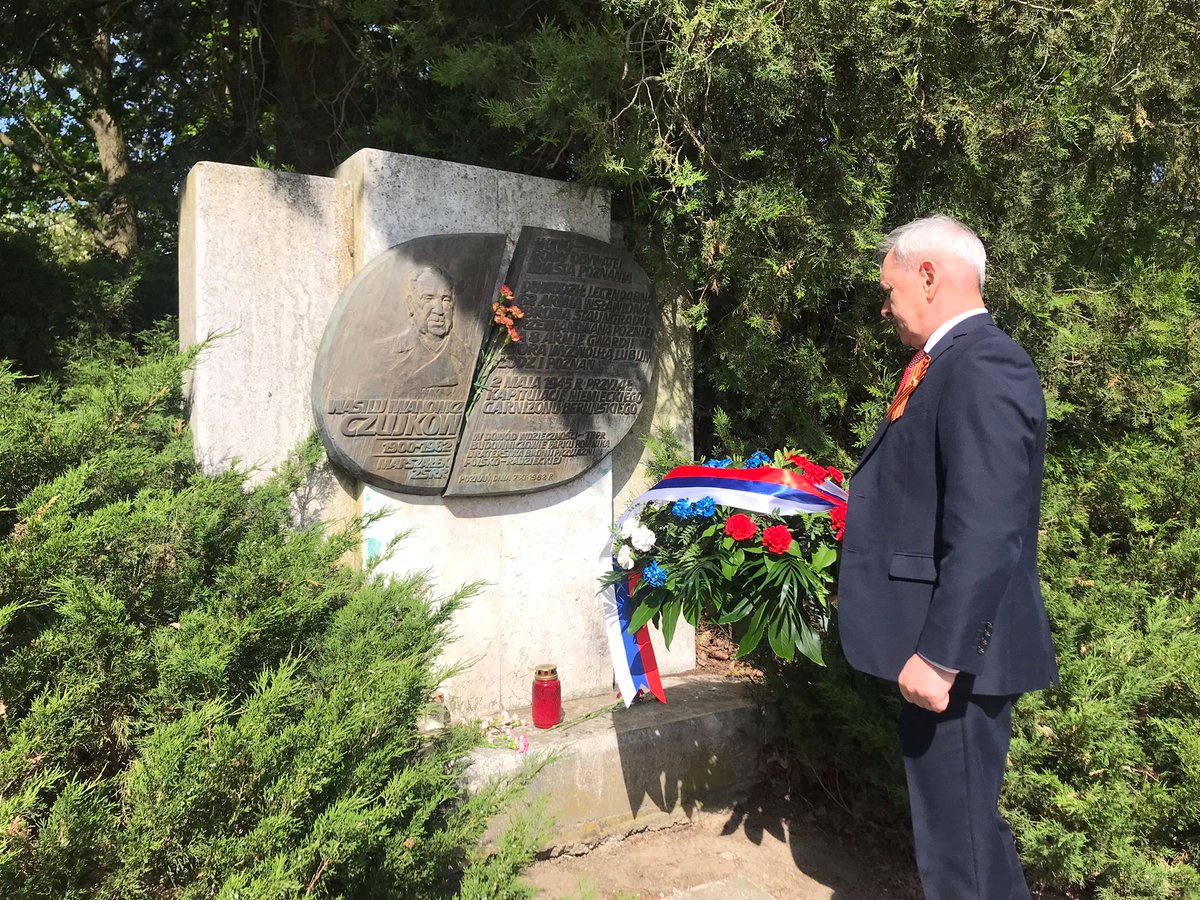 RusConsPoz's tweet photo. 09 maja b.r. Konsul Generalny Federacji Rosyjskiej w Poznaniu Ivan Kosonogov złożył kwiaty na Cytadeli oraz na cmentarzu komunalnym Miłostowo na mogiłach radzieckich i polskich żołnierzy, poległych w trakcie wyzwolenia Polski z pod okupacji niemieckiej. https://t.co/dHPvOm17oY