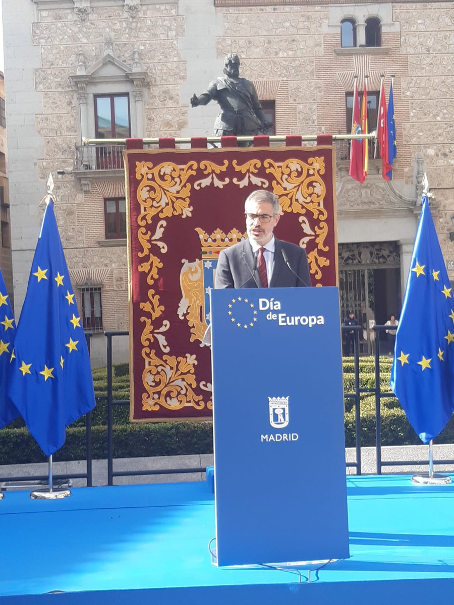 🇪🇺 "En este momento crucial de la historia abogamos por el modelo 🇪🇺: abierto, democrático con = de derechos para todos y un mercado interior sólido" dijo el embajador Cockx 🇧🇪 en el #DíadeEuropa en presencia del alcalde <a href="/AlmeidaPP_/">José Luis Martínez-Almeida</a>  y de <a href="/FernandoSMEU/">Fernando Sampedro Marcos</a> . 🗣️bit.ly/44zRiyo