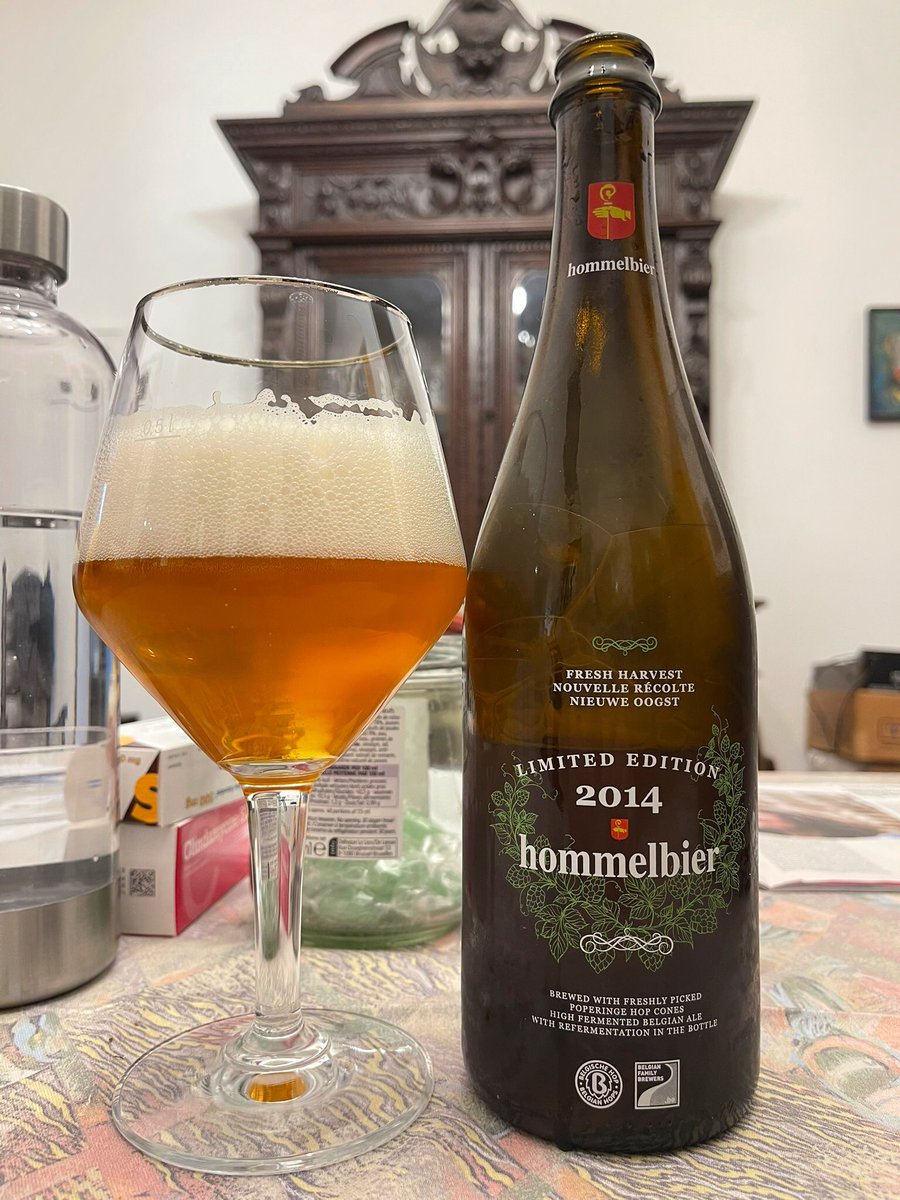 #AprèsBridge #CraftBeer #BeerLover #Beer #BeerByPhilippe Carefully choose the blond beer you cellar for ageing! Hommelbier 2014 Limited Edition sustained its 10 yr cellaring beautifully! The hop freshness diminished but beautiful balance malt-hops remained. Br. Van Eecke, 7,5%ABV